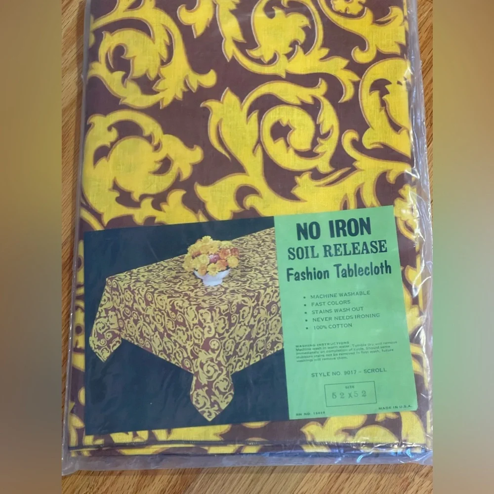 🆕Vintage burgundy and gold scroll NWT 52”x52” square all cotton tablecloth-Fall